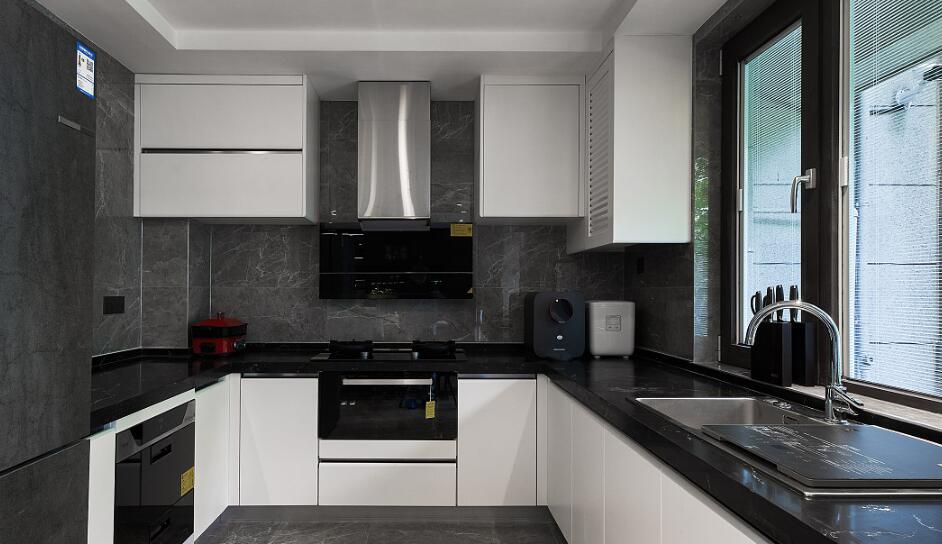 Che ne dici dell'effetto delle lastre di marmo nero per la cucina?
