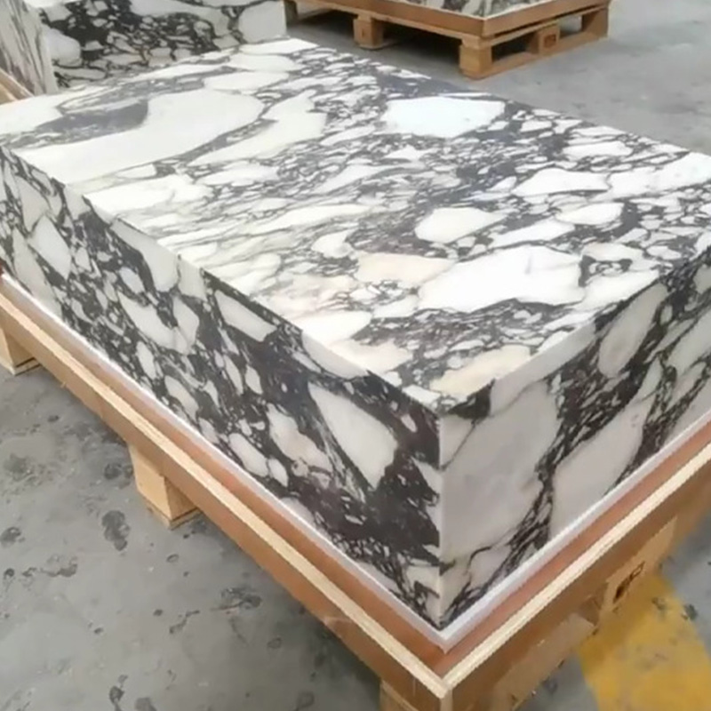 Piano cucina in marmo viola Calacatta Italia realizzato su misura