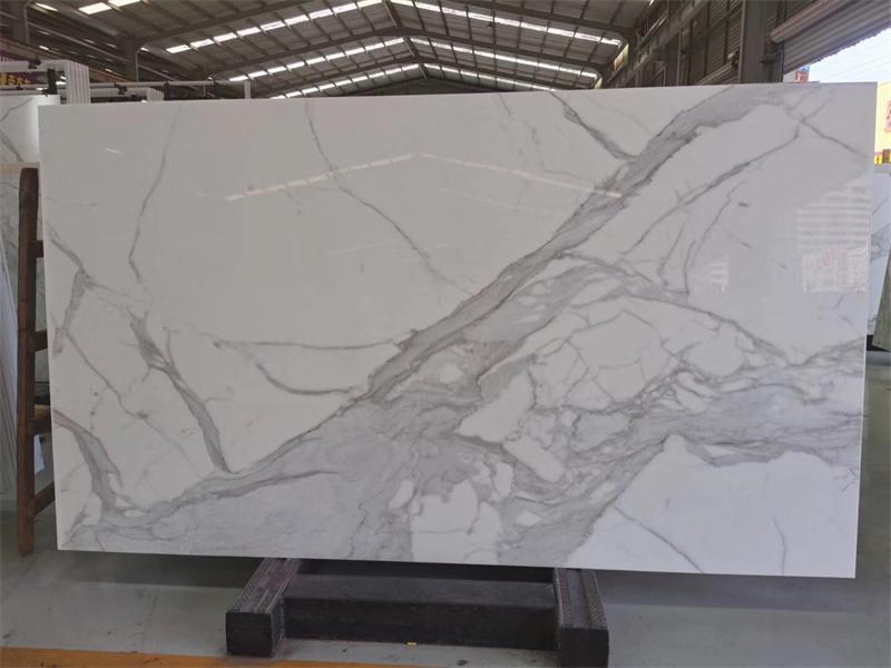 Controsoffitti classici in piastrelle a strisce grigie in marmo bianco Calacatta