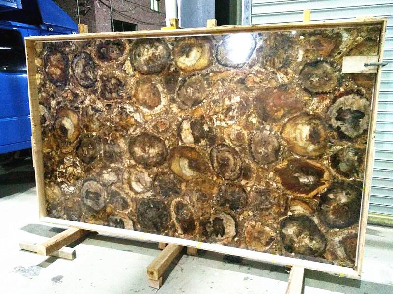 Controsoffitti in lastre di marmo pietrificate con texture in legno pietrificato