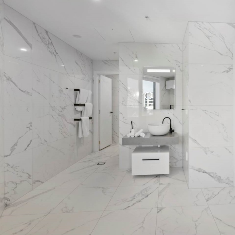 Eleganza senza tempo: trasforma la tua casa con le piastrelle in marmo bianco Calacatta