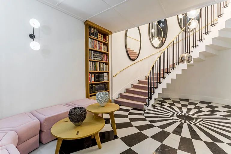 Una guida alle varietà di marmo nero e idee di layout stimolanti