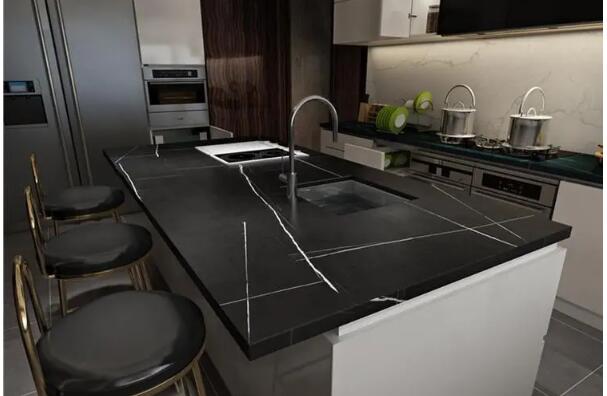 Che ne dici dell'effetto delle lastre di marmo nero per la cucina?