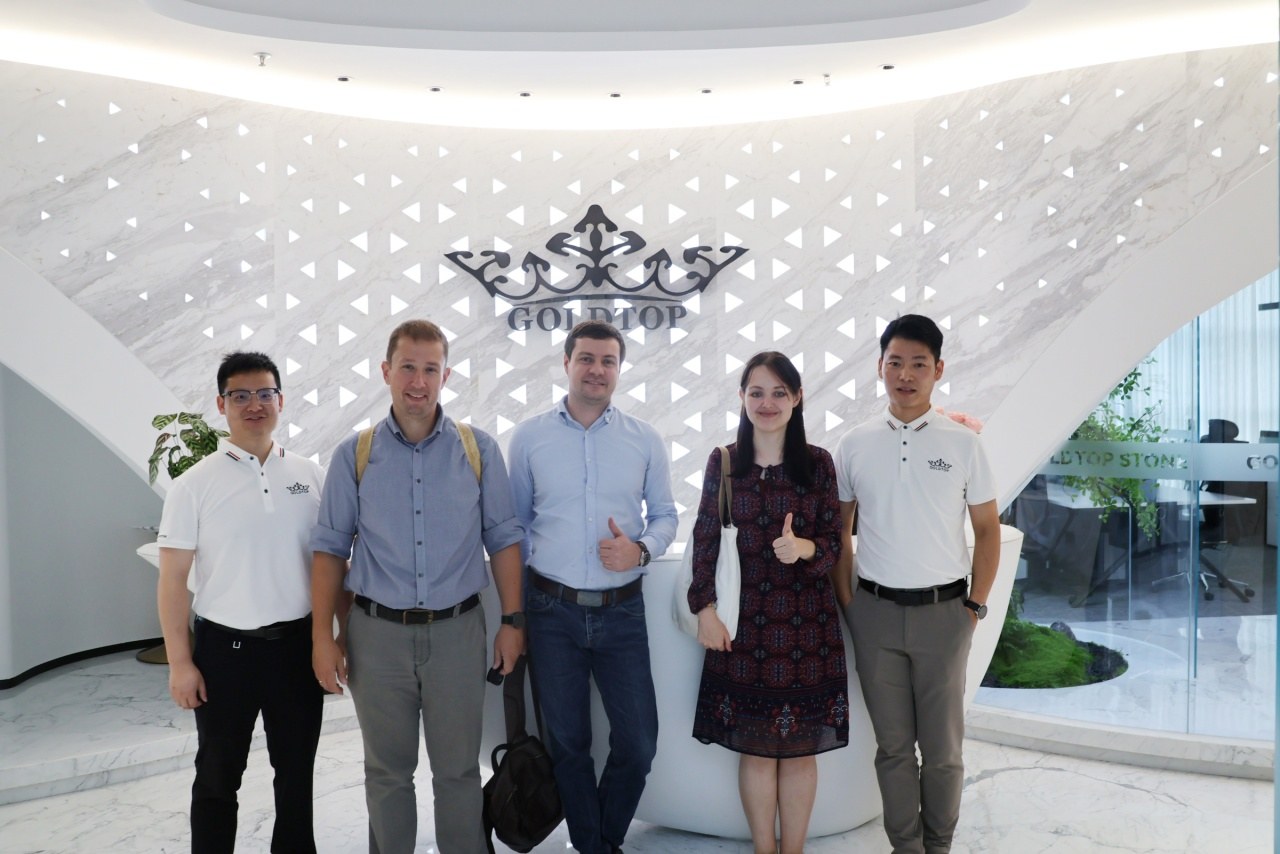 Goldtop Stone accoglie ospiti stimati da Mosca